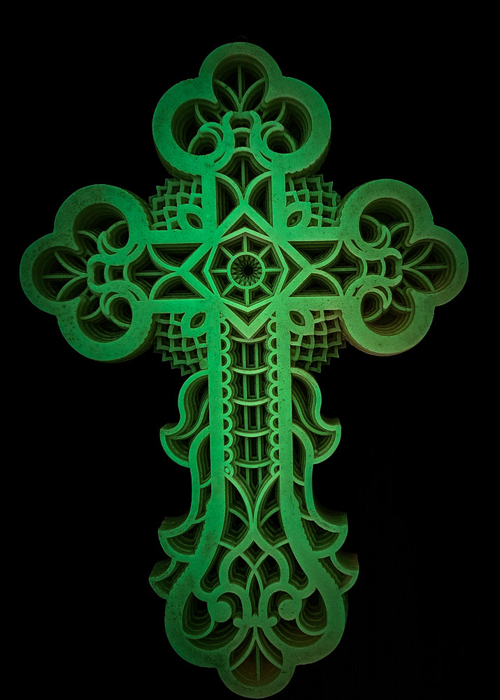 Crucifix Floarea Luminii – Rășină fosforescentă cu design floral